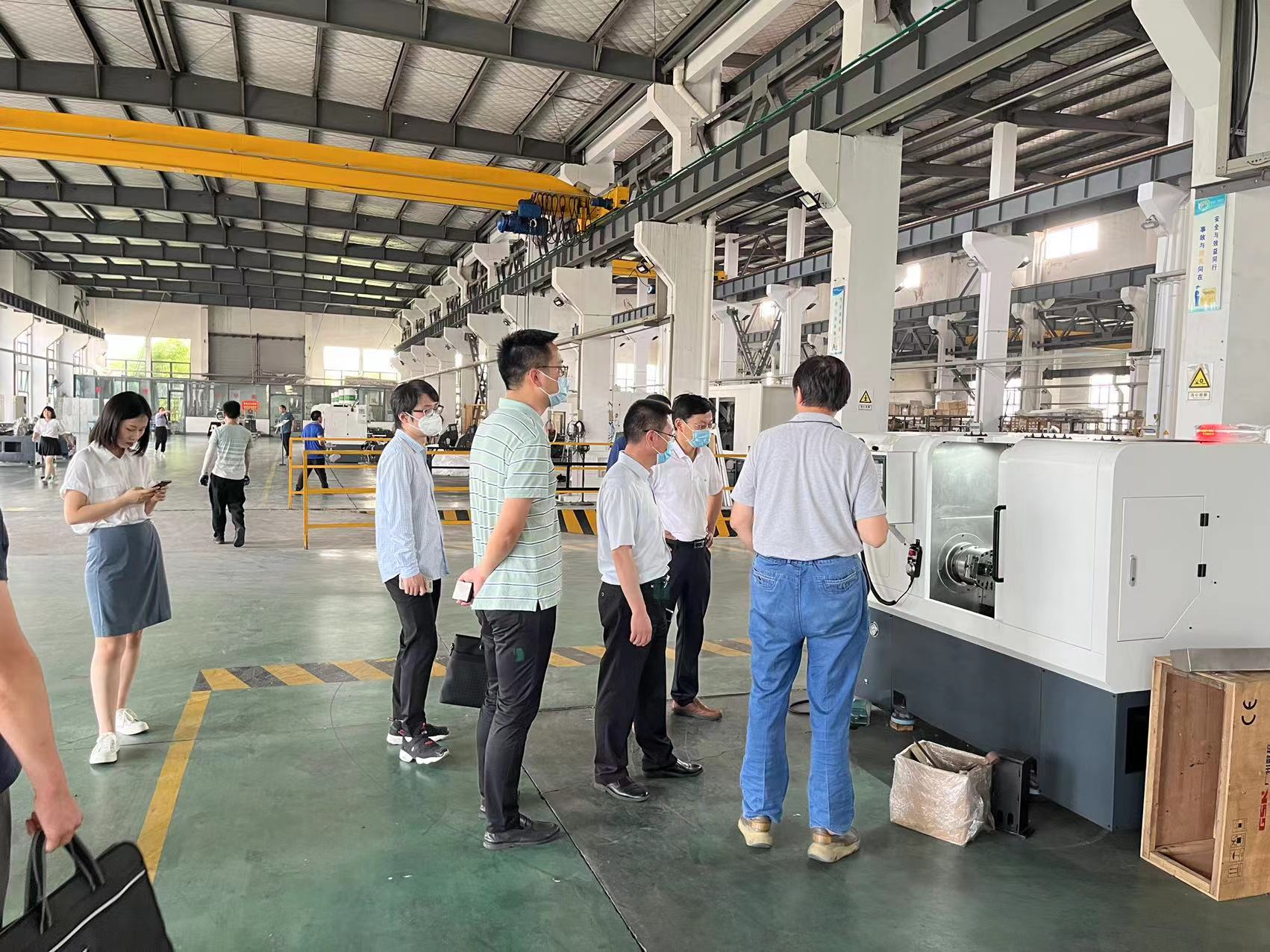 區(qū)政府領導(dǎo)來我司參(can)觀考察，深(shen)入溝通交(jiāo)流